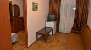 Гостевой дом Vlada Mini Hotel Алушта Четырехместный номер с ванной-1